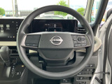 握りやすいステアリングは、運転操作をスムーズにします。操作性にも優れ、快適なドライビング体験をサポートします。