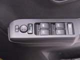 運転席側には 集中スイッチ(全ドアを操作するスイッチ) があり、運転席から乗員全員分の窓をコントロールできます。