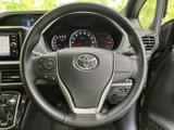 握りやすいステアリングは、運転の楽しさを向上させます。操作性にも優れ、快適なドライビングをサポートします。
