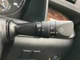 操作しやすいウインカーレバーで、安全な車線変更をサポート。直感的に操作でき、スムーズな運転をアシストします。運転に集中できます。