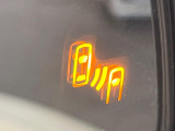 【ブラインドスポットモニター】走行中、ドアミラーの死角になりやすい箇所に後続車が接近するとサイドミラーのレンズに警告を表示!ドライバーに注意喚起をしてくれます。