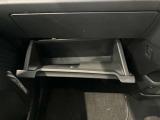 車検証入れになどにも使える便利な収納BOXあります。