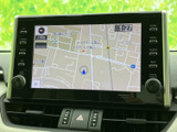 高精細な地図表示で、道に迷う心配はありません。運転に集中しながら、正確な情報を確認できます。渋滞情報も一目でわかります。