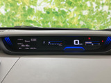 視認性の高いメーター類は、運転に必要な情報を的確にドライバーに伝えます。落ち着いたデザインが、運転に集中できる空間を演出します。