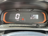 視認性の高いメーターで、運転に必要な情報をしっかり確認できます。シンプルなデザインで、直感的に操作可能です。安全運転をサポートします。