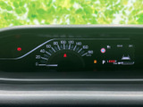 視認性の高いメーター類で、運転に必要な情報を的確に把握できます。運転状況が一目でわかり、安全運転をサポートします。明るさ調整も可能です。