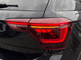 LEDテールランプ(ダイナミックターンインジケーター付き)特徴的な配光パターンによって後続車からの視認性が高まり、万一の追突の危険性を軽減します。