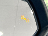 【ブラインドスポットモニター】走行中、ドアミラーの死角になりやすい箇所に後続車が接近するとサイドミラーのレンズに警告を表示!ドライバーに注意喚起をしてくれます。