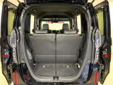 後席のシートをスライドさせると、広い荷室空間が生まれます。