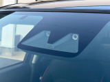 【スマートアシスト】走行中に前方の車両等を認識し、衝突しそうな時は警報とブレーキで衝突回避と被害軽減をアシスト。より安全にドライブをお楽しみいただけます。