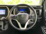 握りやすいステアリングは、運転時の操作性を高めます。スムーズなハンドリングで、快適なドライビング体験を味わえます。