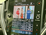 停車中には、テレビや動画をお楽しみいただけます。長距離移動のお供に最適。快適な時間を過ごせる、便利な機能です。