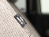 【運転席・助手席サイドエアバッグ】側面衝突時に乗員の胸部や腹部などの上体の衝撃を和らげる為の装置が装備されてます。