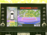 狭い場所での駐車も安心。後方の状況をクリアに映し出し、安全な運転をサポートします。