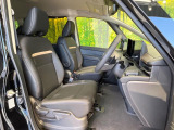 運転席まわりには十分なスペースがあり、大柄な方でもゆったり運転していただける環境です。