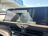 多彩な情報を表示するモニターは、ドライブ中のエンターテインメントを向上させます。停車中には、動画コンテンツも楽しめます。