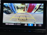 駐車時の安全性を高めるバックモニター。狭い場所でも、後方確認がしやすく、スムーズな駐車をサポートします。
