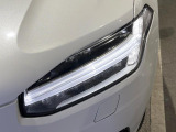 【LEDヘッドライト】悪天候や夜間走行時も良好な視界を確保し、安心して運転できる高輝度LEDヘッドライト!北欧神話に登場する「トールハンマー」をモチーフにした、一目でボルボとわかるデザインです。