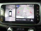 アラウンドビューモニターは、車両を上から見たような映像で周囲を確認できます。駐車時の安全確認をサポートします。