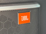 【JBLサウンドシステム】メーカーオプションの高品位サウンドシステムを搭載。専用のチューニングが施された大小様々なスピーカーから良質なサウンドが奏でられ、臨場感あふれる音響空間を演出します。