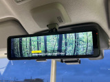 【デジタルインナーミラー】後席の大きな荷物や同乗者で後方が確認しづらい時でも安心!カメラが撮影した車両後方の映像をルームミラー内に表示。クリアな視界で状況の確認が可能です!