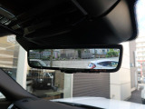 車体に装備したカメラによる後方映像が、ルームミラーに映し出されます。後席に人が座っていても、ラゲッジスペースに荷物を満載していても、車両後方の様子をはっきりと確認できます。