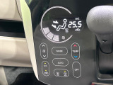 【オートエアコン】一度お好みの温度に設定すれば、車内の温度を検知し風量や温度を自動で調整。暑い&hellip;寒い&hellip;と何度もスイッチ操作をする必要はありません。快適な車内空間には必須の機能ですね♪
