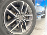●純正18インチアルミホイール:輸入車ならではの卓越した走りを支えるホイールと足回りです!日本車の走りに慣れている方にもぜひ体感して頂きたいほど、高いレベルでまとまっています!