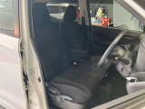 運転席、助手席です。座面も広くゆったりと座れてアームレストも付いているので重宝します。