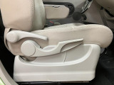 運転席シートリフターを装備しています★細かくドライビングポジションを設定できるので運転し易く、疲れにくいですね♪