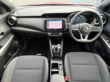 広々とした運転席で快適なドライブをお楽しみください