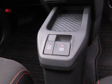 ボタン操作だけで駐車ブレーキをかけたり、解除したりできる、電子パーキングブレーキ付き。