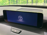 【10.25インチマツダコネクト】車内の雰囲気にマッチした大型ディスプレイ。スマホ接続でのナビ使用やBluetooth再生等、様々な機能が楽しめます。直感的なダイヤル操作が可能で、使い勝手も良好です。