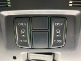 【両側パワースライドドア】スマートキーや運転席のスイッチで後席両側スライドドアの開閉が可能♪電動だから力を入れてドアを開ける必要が無く、小さなお子様でも簡単に開け閉めでき快適です♪