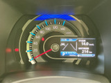 視認性の高いメーターで、運転に必要な情報をしっかり把握。運転状況を的確に捉え、安全運転をサポートします。