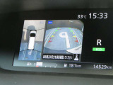 空の上から見下ろすように車の全周囲が表示されるアラウンドビューモニター☆駐車が得意になるとお出掛けも楽しくなります♪