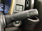 操作しやすいウインカーレバーで、スムーズな車線変更や右左折をサポートします。直感的に操作できるので、運転に集中できます。