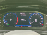 視認性の高いメーターで、運転に必要な情報をしっかり確認できます。洗練されたデザインで、運転がより楽しくなります。