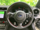 握りやすいステアリングで、快適なドライビングを実現。スポーティーなデザインが、運転の楽しさをさらに引き立てます。操作性も抜群です。