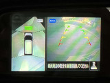 前後左右4つのカメラで、上から見たような映像をお届け、駐車時も安心、アラウンドビューモニター付(肉眼では確認し辛い左前の映像に切り替えることも可能です)。