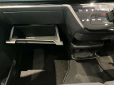 車検証入れになどにも使える便利な収納BOXあります。