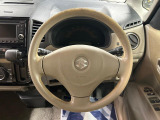 インテリアに合わせたデザインのステアリングは、運転される方のことも考え、運転しやすい形状、大きさです。是非一度、実際に触ってお確かめください。