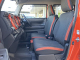 運転席からの視界は良好。操作しやすい配置で、運転に集中できます。オレンジのアクセントが、室内空間を明るく彩ります。
