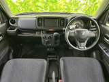 運転席からの視界は広く、運転操作もスムーズに行えます。シートの素材も肌触りが良く、快適なドライブをサポートします。