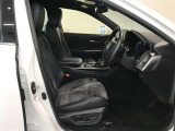 高いホールド性で運転姿勢が安定します。長距離ドライブでも疲れにくいのが魅力です。快適なドライビングライフをお送りください♪