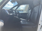 運転に必要な情報が視認しやすい配置。操作性にも優れ、快適なドライビングをサポートします。安全運転に貢献します。
