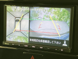 車両周辺の状況をリアルタイムに確認できるので、安全な運転をサポートします。狭い道や駐車時にも安心ですね。