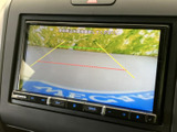 狭い場所での駐車も安心。バックモニターが後方の状況をクリアに映し出し、安全な運転をサポートします。ガイドライン表示機能も搭載しています。