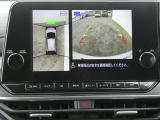 全周囲カメラで、クルマを上空から見下ろしているかのような映像を映し出します。周囲の状況がひと目でわかります!