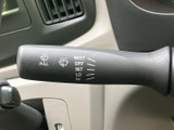 雨天時でもクリアな視界を確保できるワイパーレバー。操作も簡単で、雨の日の運転をサポートします。ミスト機能も備え、状況に応じて使い分けられます。